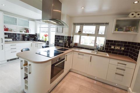 31 Oaklands Drive, Willerby, Hull, HU10 6BJ