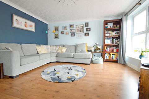 31 Oaklands Drive, Willerby, Hull, HU10 6BJ