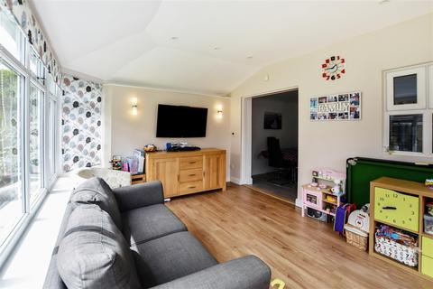 31 Oaklands Drive, Willerby, Hull, HU10 6BJ