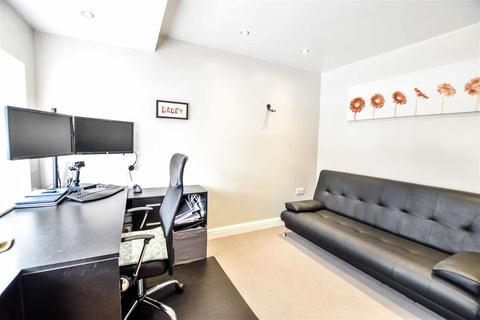 31 Oaklands Drive, Willerby, Hull, HU10 6BJ