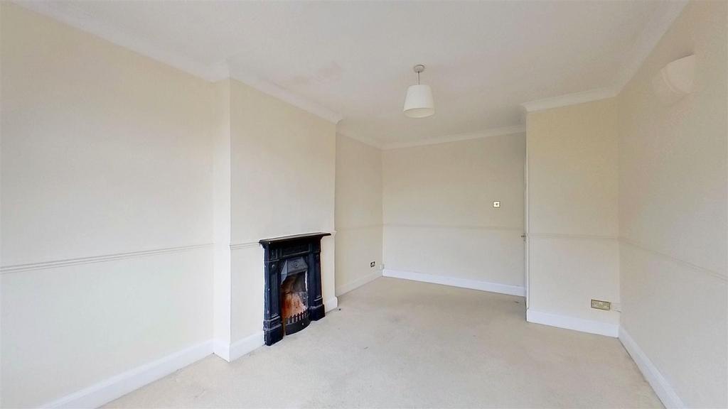 Langham Court Park Road East Twickenham 2 bed flat £1,400 pcm (£323 pw)