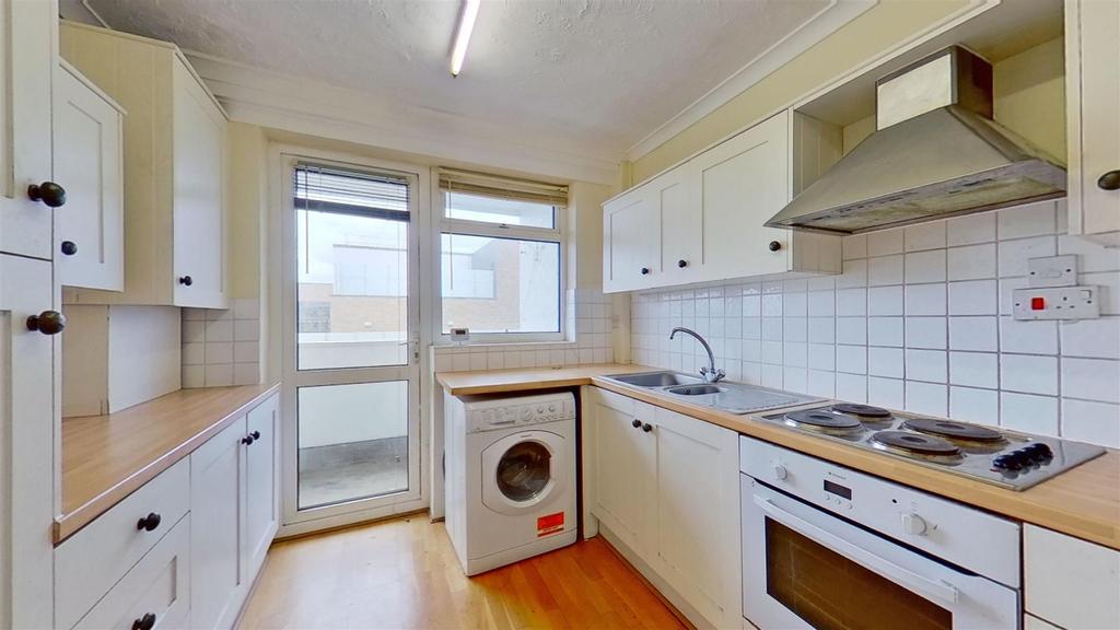Langham Court Park Road East Twickenham 2 bed flat £1,400 pcm (£323 pw)