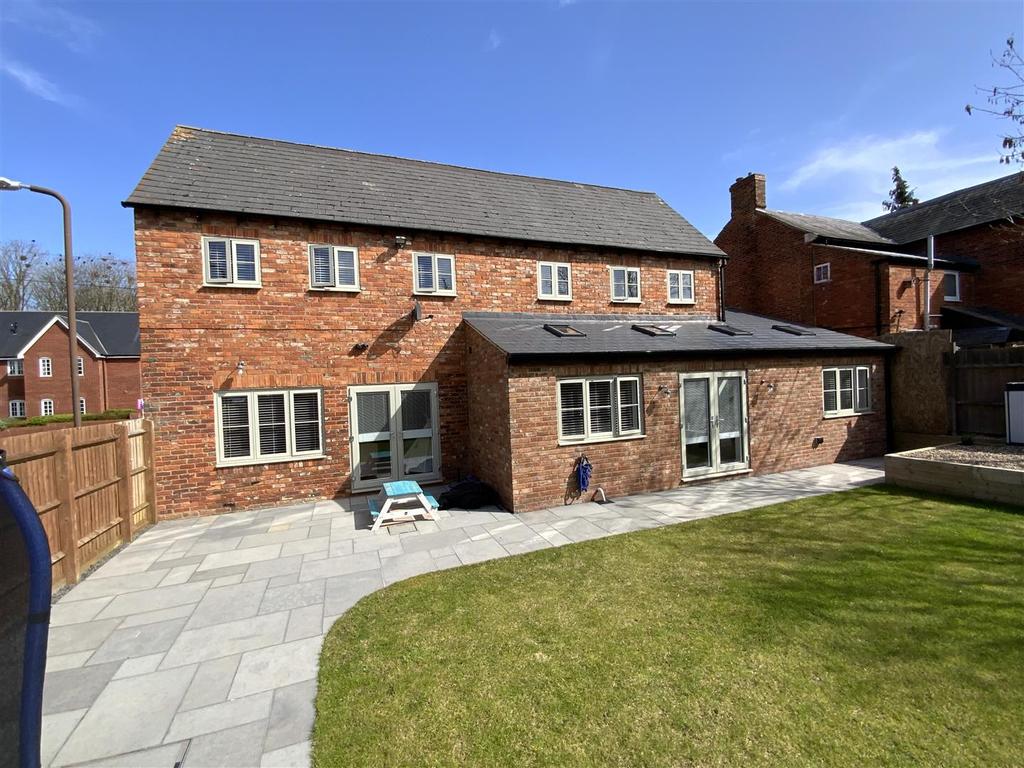 London Road, Stony Stratford, Milton Keynes 5 bed detached house £700,000