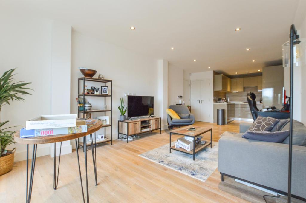Pyrford Road, West Byfleet, Surrey, KT14 2 bed flat £1,495 pcm (£345 pw)