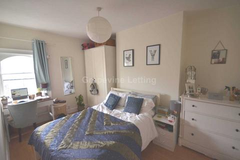 4 bedroom flat to rent - Ferndale Road, Clapham North