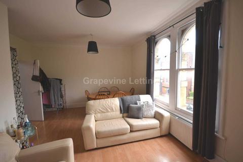 4 bedroom flat to rent, Ferndale Road, Clapham North