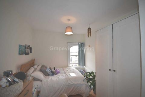 4 bedroom flat to rent, Ferndale Road, Clapham North
