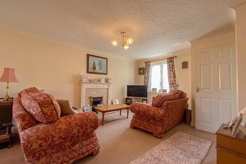 86 Lantern Close, Berkeley, GL13 9DE