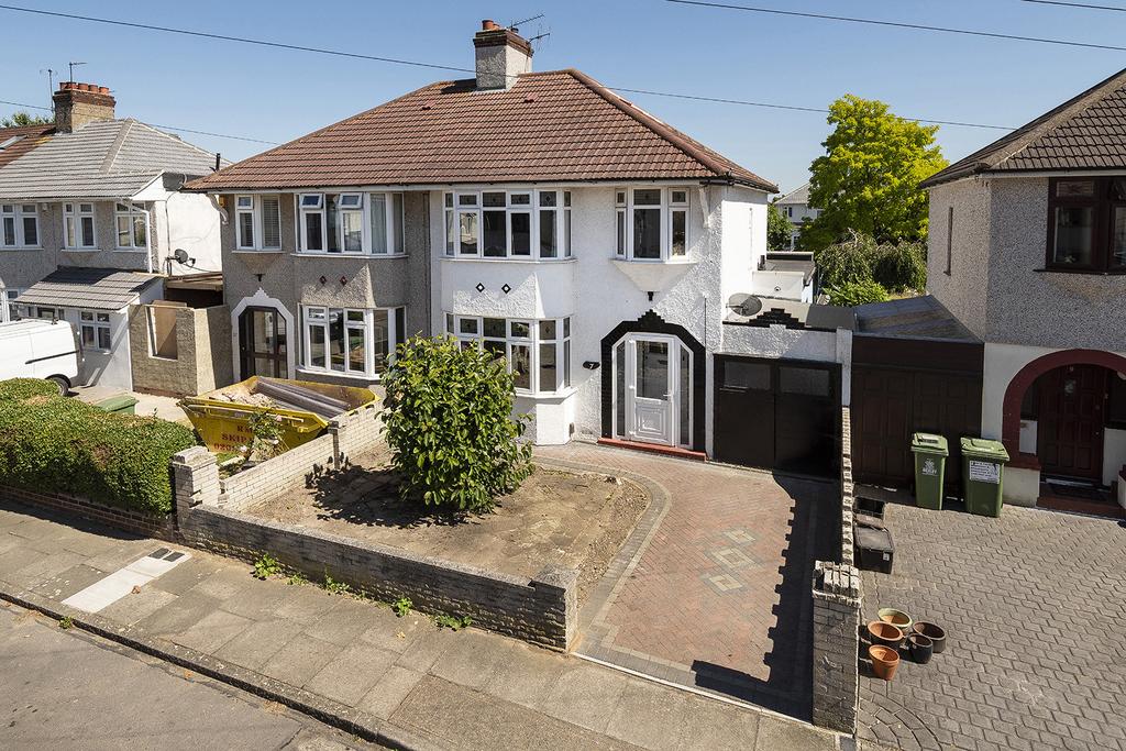 Malvern Avenue, Bexleyheath, Kent, DA7 3 bed semidetached house £550,000