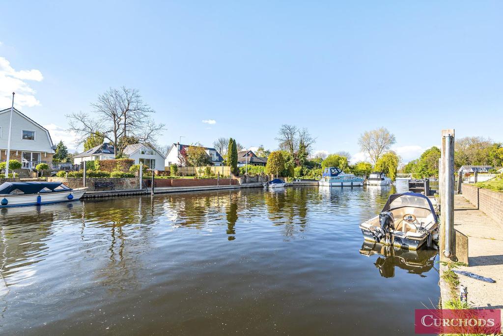 Hamhaugh Island, Shepperton, TW17 3 bed bungalow £550,000