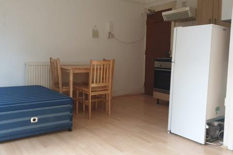 Studio to rent - Green Lanes, Palmers Green