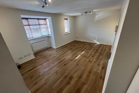 2 bedroom flat to rent, Lee Close, Barnet