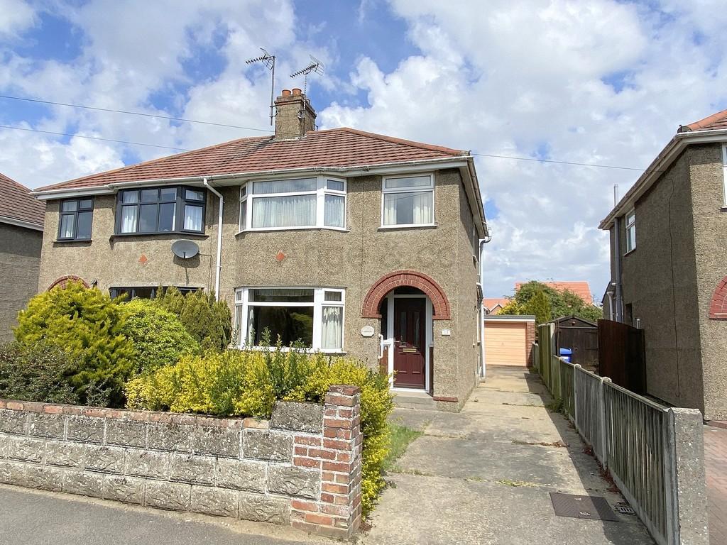 Monckton Avenue, Oulton Broad, Lowestoft 3 bed semidetached house £