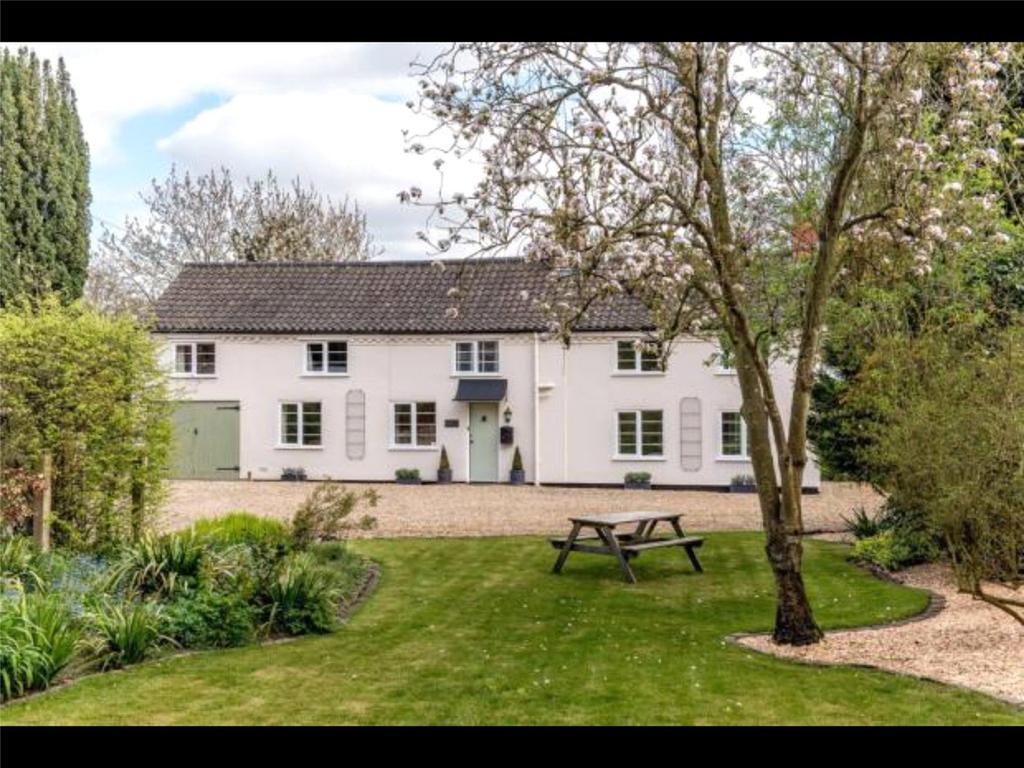 The Street, Bramerton, Norwich, Norfolk, NR14 5 bed detached house £650,000