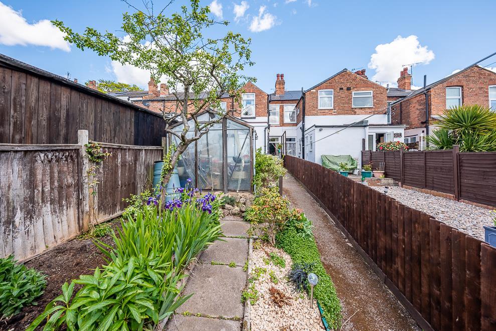 Cavendish Road, Carlton, Nottingham NG4 3 bed end of terrace house £