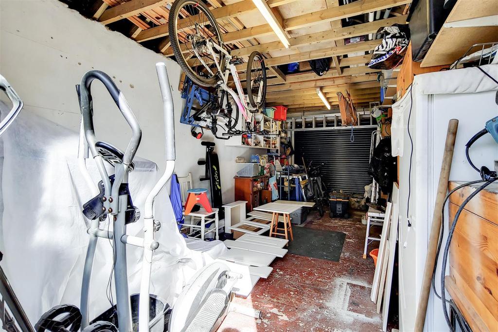 8 Garage-0.jpg
