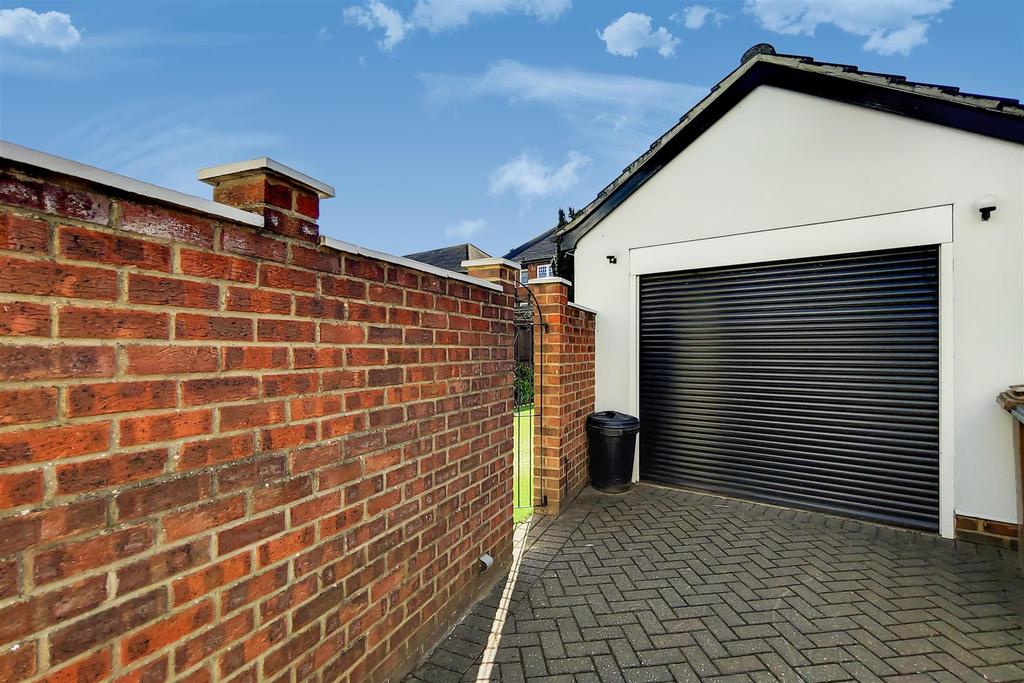 8 Garage-1.jpg