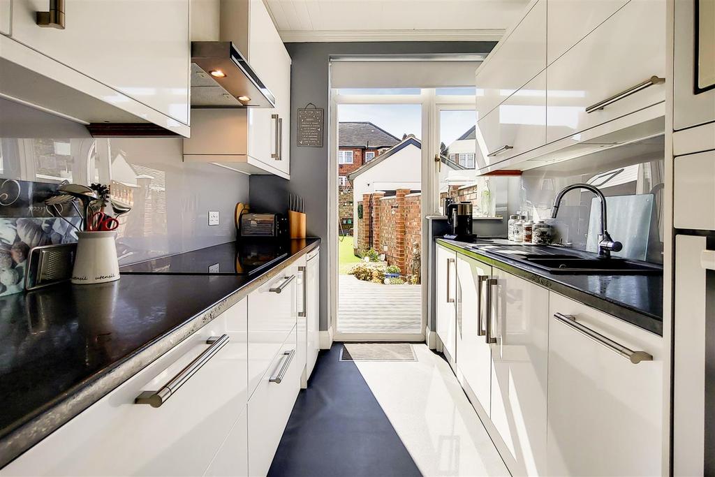 6 Kitchen-0.jpg