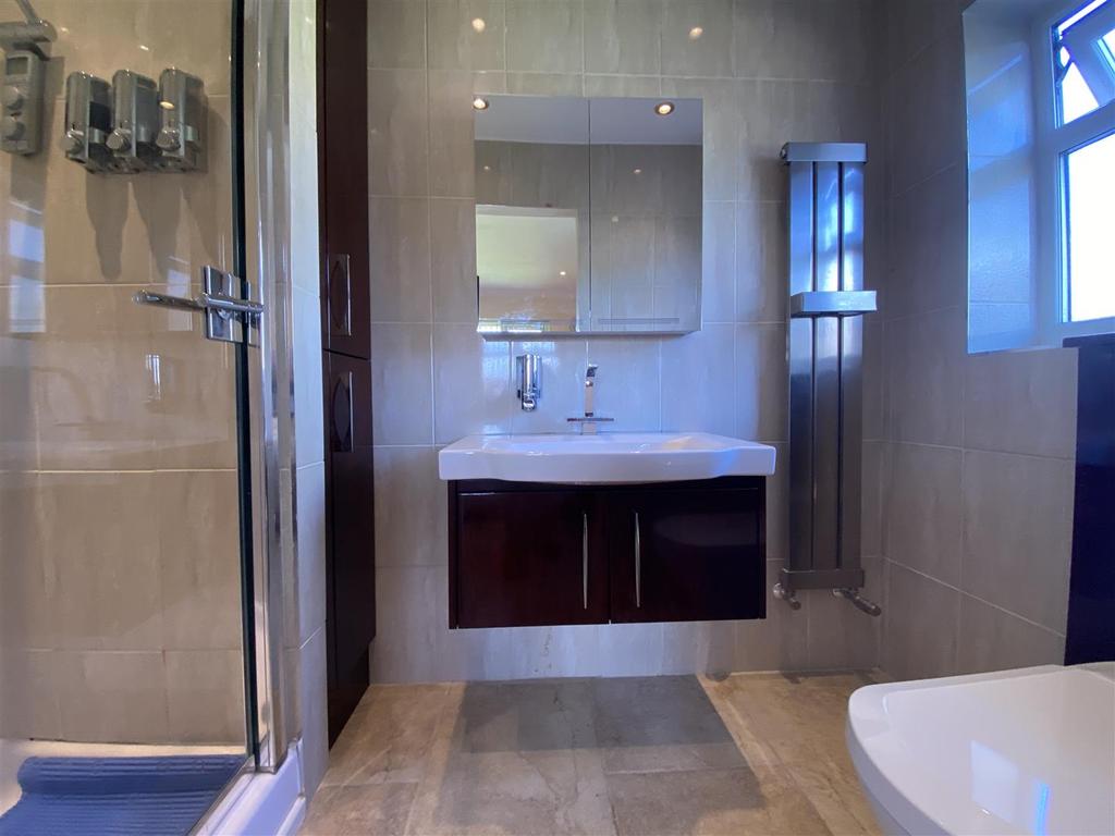 En suite shower room/wc