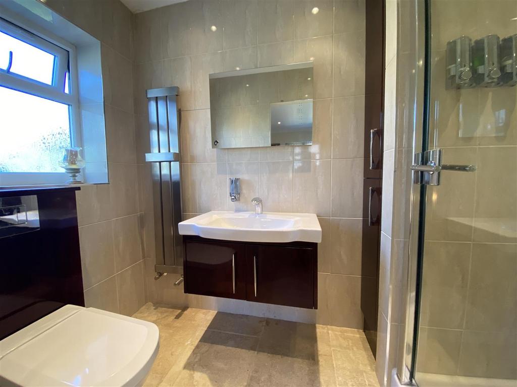 En suite shower room/wc
