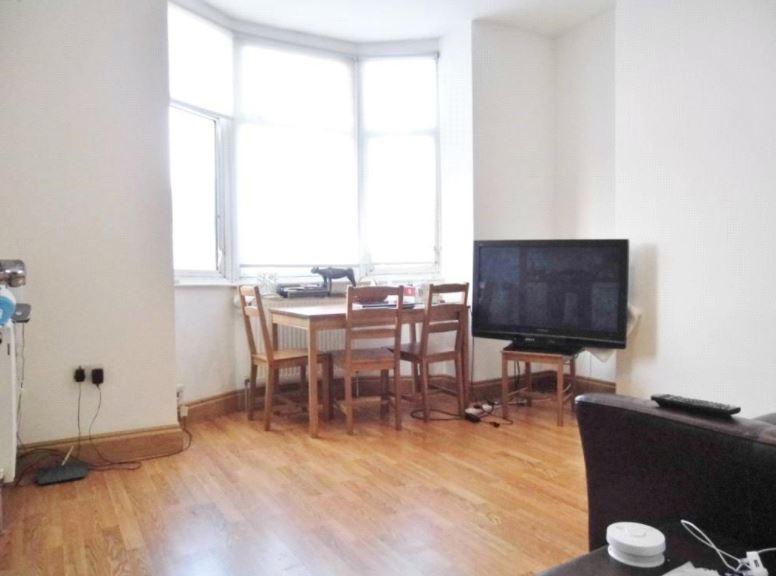 Kitchener Road East Finchley N2 2 bed flat £1,759 pcm (£406 pw)
