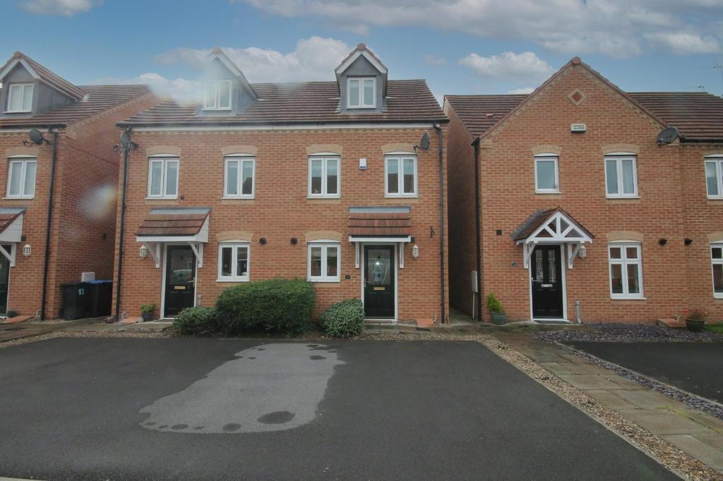 Harvington Chase, Coulby Newham... 3 bed semidetached house £140,000
