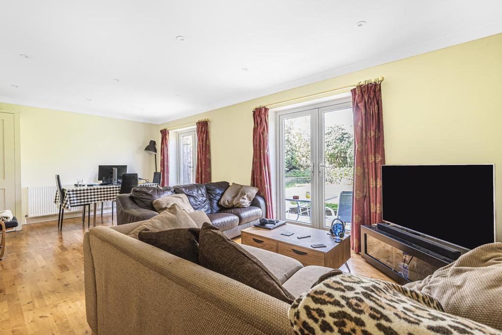 Foxholes, Weybridge, KT13 2 bed semidetached bungalow £550,000