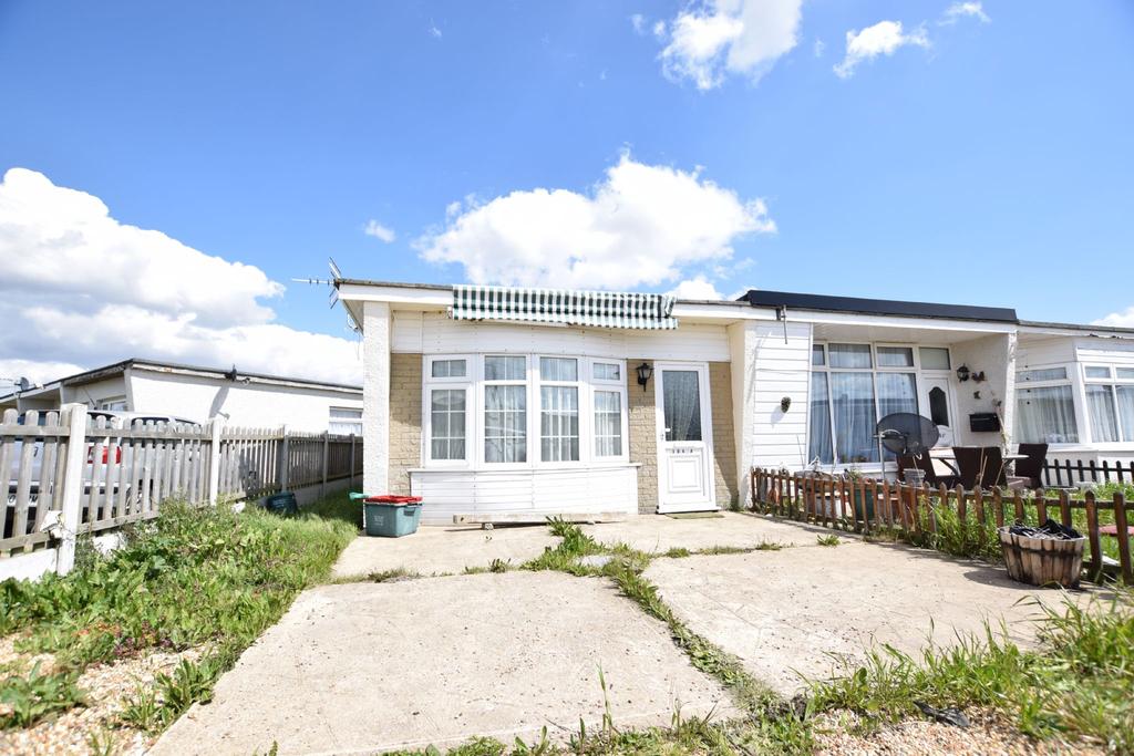 Priory Close, Bel Air Chalet Estate, St. Osyth, ClactononSea 2 bed
