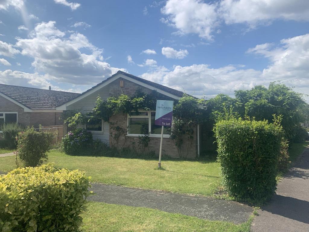 Poplar Way, Midhurst, GU29 3 bed detached bungalow £1,650 pcm (£381 pw)