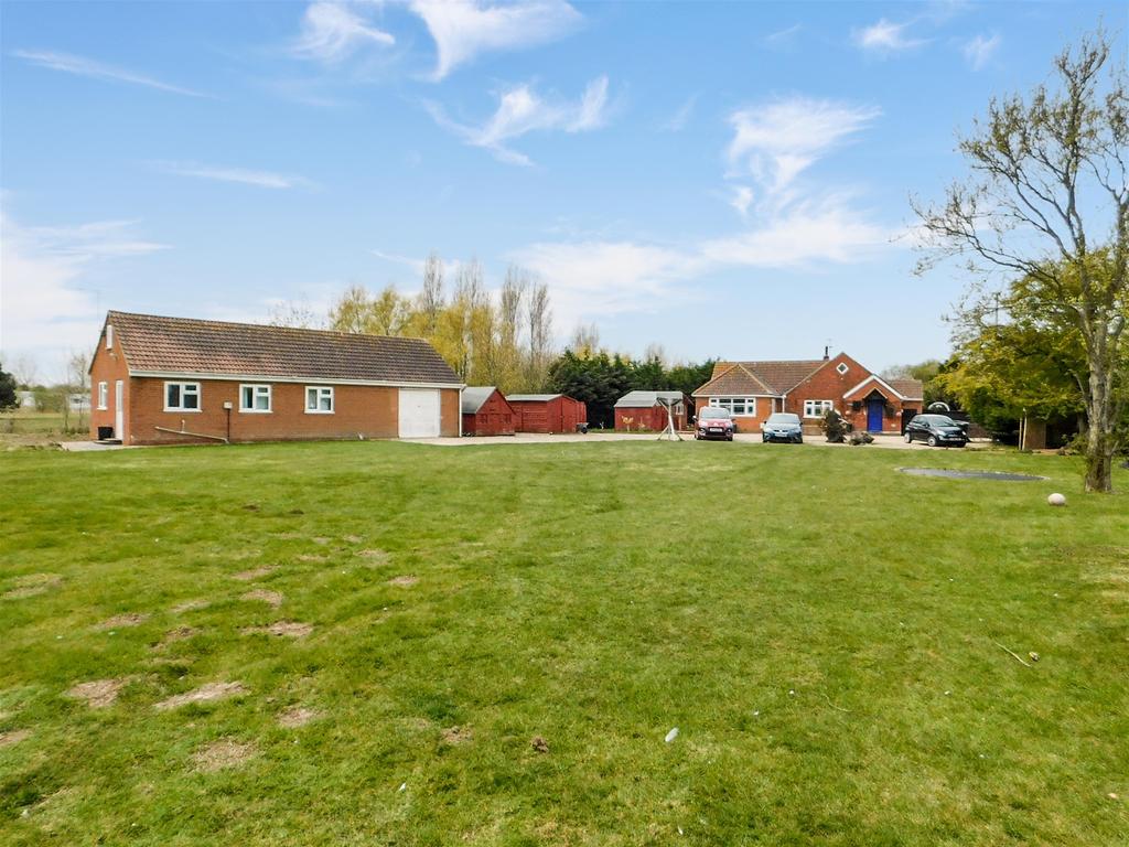 Everingtons Lane, Skegness, Lincs, PE25 1HN 4 bed detached bungalow £425,000