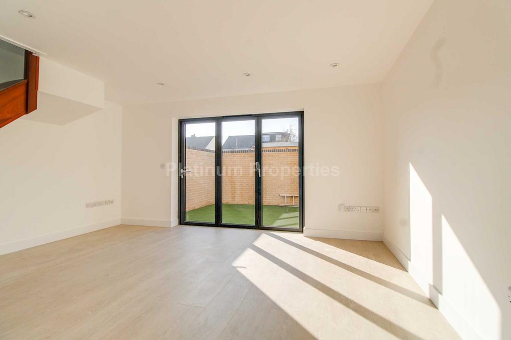 Drayton Road, Cambridge 2 bed detached house £1,450 pcm (£335 pw)