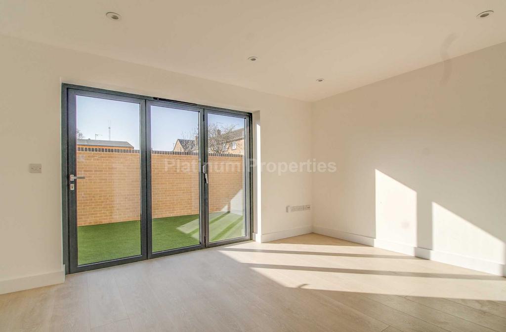 Drayton Road, Cambridge 2 bed detached house £1,450 pcm (£335 pw)