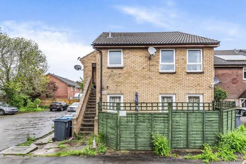 33 Heather Close, Carterton, OX18 1TF
