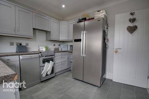 2 Arnolds Way, Rochford, SS4 3HW