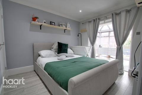 2 Arnolds Way, Rochford, SS4 3HW