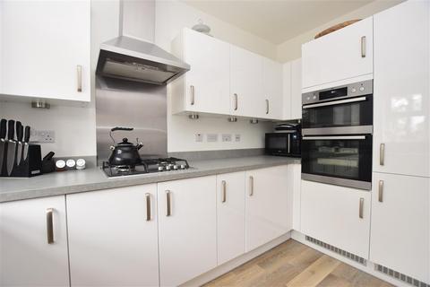 35 Timms Close, Horsham, RH12 4TN