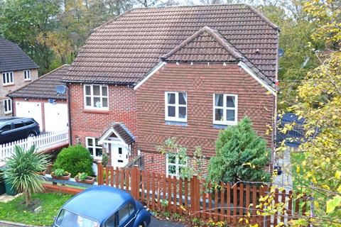 3 bedroom semi-detached house to rent, William Morris Way, Tollgate Hill, RH11