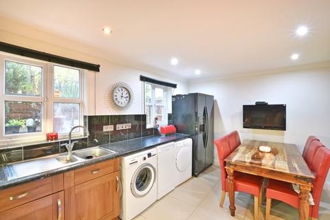 3 bedroom semi-detached house to rent, William Morris Way, Tollgate Hill, RH11
