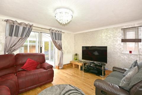 3 bedroom semi-detached house to rent, William Morris Way, Tollgate Hill, RH11