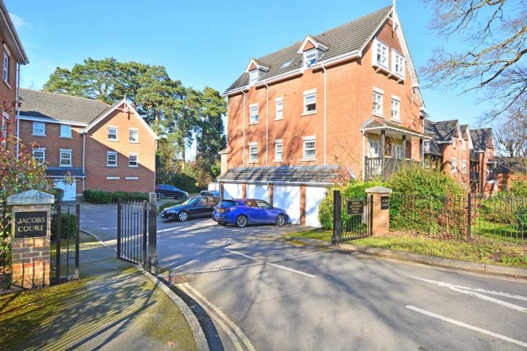 Worth Park Avenue, Three Bridges, RH10 2 bed flat £1,200 pcm (£277 pw)