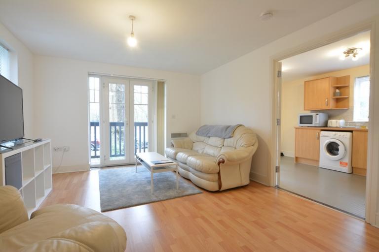 Worth Park Avenue, Three Bridges, RH10 2 bed flat - £1,200 pcm (£277 pw)