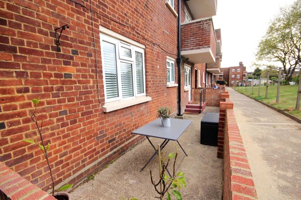 Roxwell House, Valley Hill, Loughton, IG10 2 bed apartment £325,000