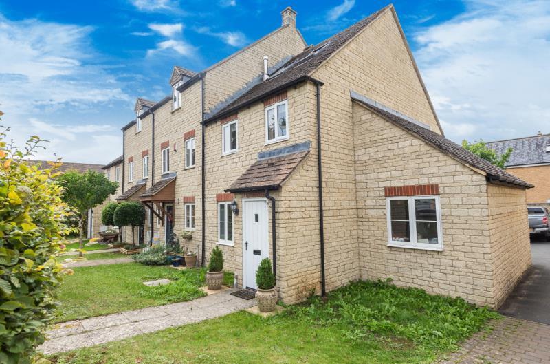 Bluebell Way, Carterton, Oxon, OX18 1JY 3 bed end of terrace house £