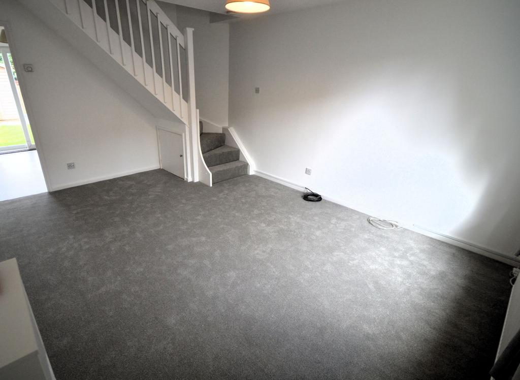 Kemble Drive, Cirencester 2 bed terraced house to rent £1,100 pcm (£