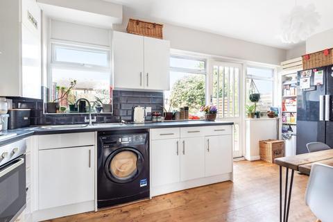 100 Bramdean Crescent, London, SE12 0UH
