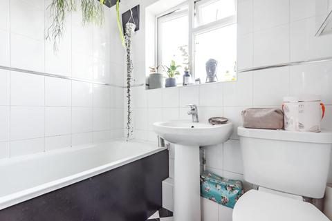 100 Bramdean Crescent, London, SE12 0UH