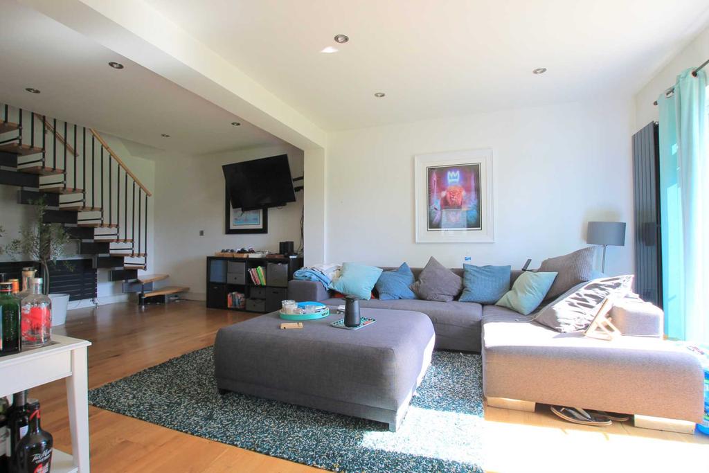 Hillrise Avenue, Tudor Estate, Watford 3 bed semidetached bungalow £