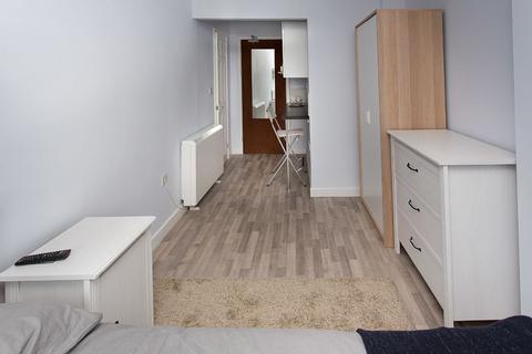 1 bedroom in a house share to rent, 12 Beech Road