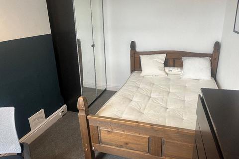 1 bedroom in a house share to rent, 25 Birrell Road Forest Fields