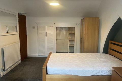 1 bedroom in a house share to rent, 25 Birrell Road Forest Fields